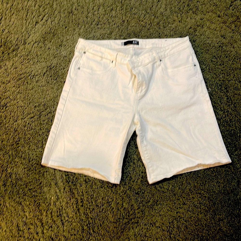 Kut “Catherine” boyfriend short white denim. Size 16